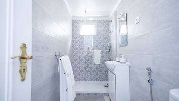 Een douche, een haardroger, handdoeken, zeep
