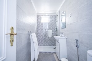 Dusche, Haartrockner, Handtücher, Seife