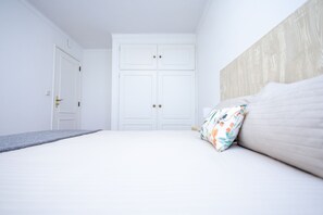 1 habitación, tabla de planchar con plancha, cuna de viaje y wifi
