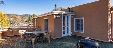 Condo (2 Bedrooms) | Front of property