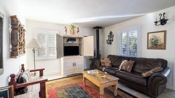 Condo (2 Bedrooms) | Property amenity