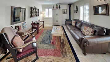 Condo (2 Bedrooms) | Kemudahan hartanah