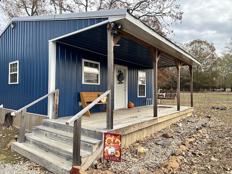 Exterior. Cozy cabin 2 miles from Little Red River world renowned trout fishing