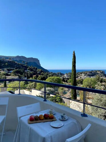 Click OMG Views - A Secret Provence Gem 2-8p 🌟🏖️🏡🌅🛥️🔑🌞 🌊🏞️🍷 ✨🛶🧘‍♀️
