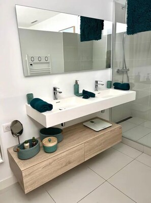 Free toiletries, hair dryer, bathrobes, towels - Click OMG Views - A Secret Provence Gem 2-8p 🌟🏖️🏡🌅🛥️🔑🌞 🌊🏞️🍷 ✨🛶🧘‍♀️ (Cassis)