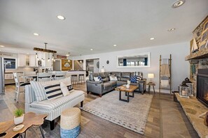 Smart TV, fireplace, table football, ping pong - Insta-worthy Waterfront Cottage with Hot Tub (Ellison Bay)