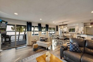 Smart-tv, een open haard, tafelvoetbal en een tafeltennistafel