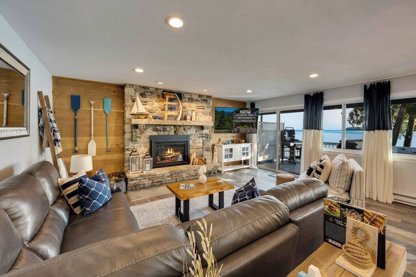 Älytelevisio, takka, pöytäjalkapallopöytä, pöytätennispöytä