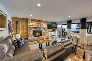 Smart-tv, een open haard, tafelvoetbal en een tafeltennistafel