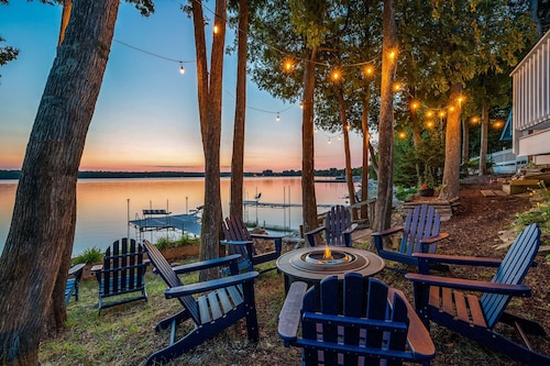 Insta-worthy Waterfront Cottage with Hot Tub