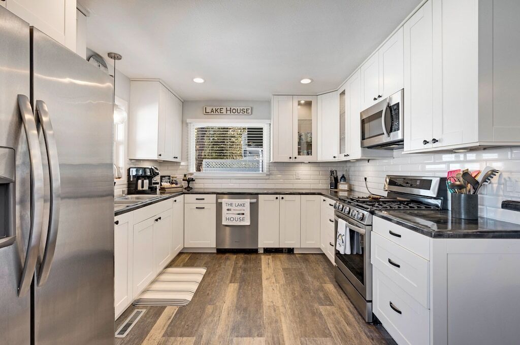 Frigorífico, microondas, horno y placa de cocina