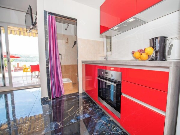 Kjøleskap, ovn, oppvaskmaskin og kjøkkenutstyr