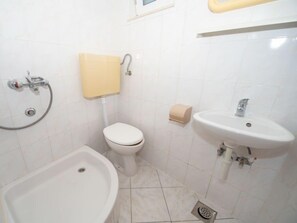 Un baño con inodoro, bidé y lavabo.