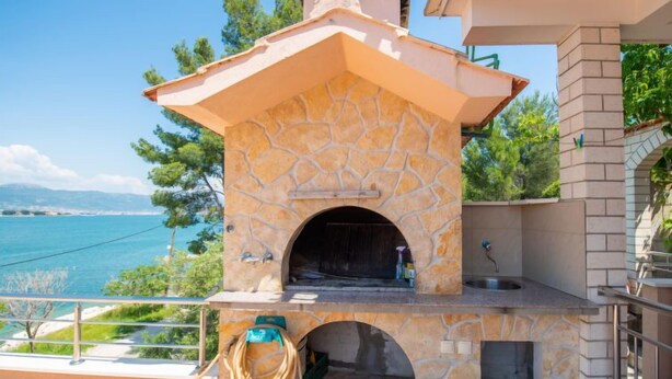 A stone-built outdoor kitchen with a view of the sea. - Apartment Vinka by Interhome (Trogir)