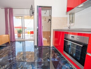 Fridge, oven, dishwasher, cookware/dishes/utensils