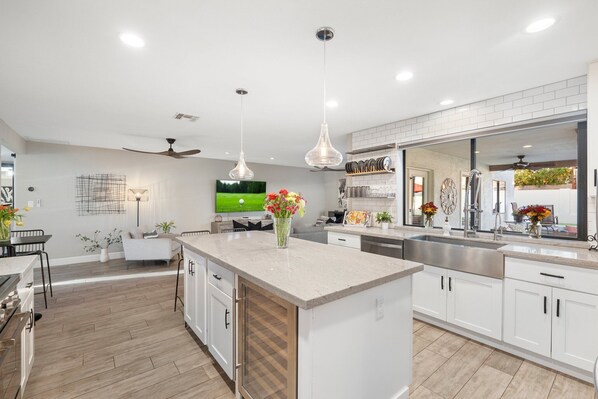 冷蔵庫、電子レンジ、オーブン、コンロ