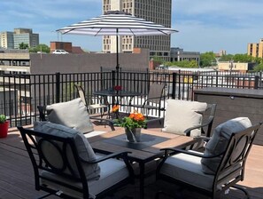 Outdoor dining - THE LOFT: Best-Kept Secret in Downtown Topeka (Topeka)