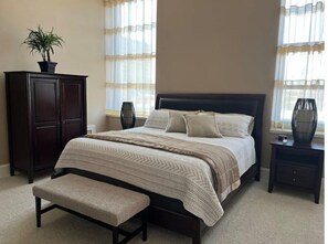 3 bedrooms, desk, iron/ironing board, free WiFi - THE LOFT: Best-Kept Secret in Downtown Topeka (Topeka)