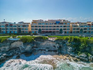 Exterior - Caribbean Views. 2 BR at Isla 33. Rooftop Pool. (Isla Mujeres)
