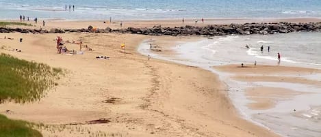 Perto da praia, espreguiçadeiras, toalhas de praia 