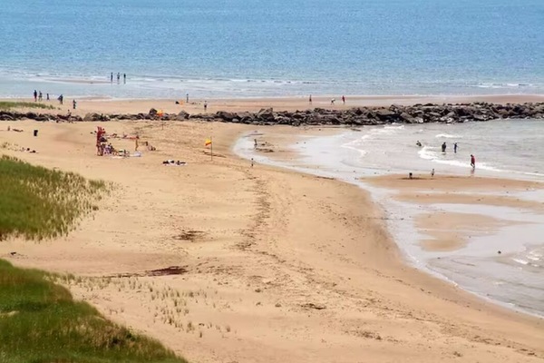 Beach nearby, sun loungers, beach towels