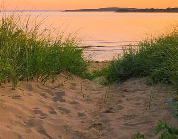 Beach nearby, sun loungers, beach towels - 2 BR home 250m from Port Hood beach. Sleeps 6 (Port Hood)