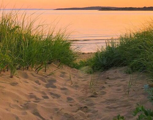 2 BR home 250m from Port Hood beach. Sleeps 6