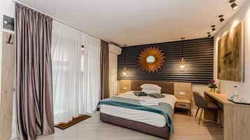 1 dormitorio, escritorio, tabla de planchar con plancha y wifi