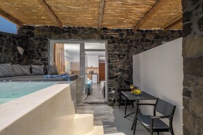 Suite junior, varias camas, hidromasaje, vista al mar | 1 habitación, decoración personalizada y muebles diferentes 
