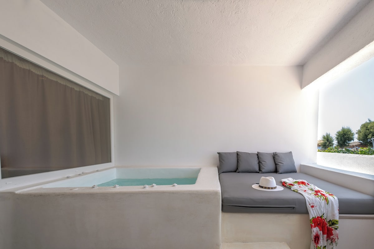 Junior Suite, Hot Tub, Beachside (3 Guests) | 1 bedroom, individually decorated, individually furnished