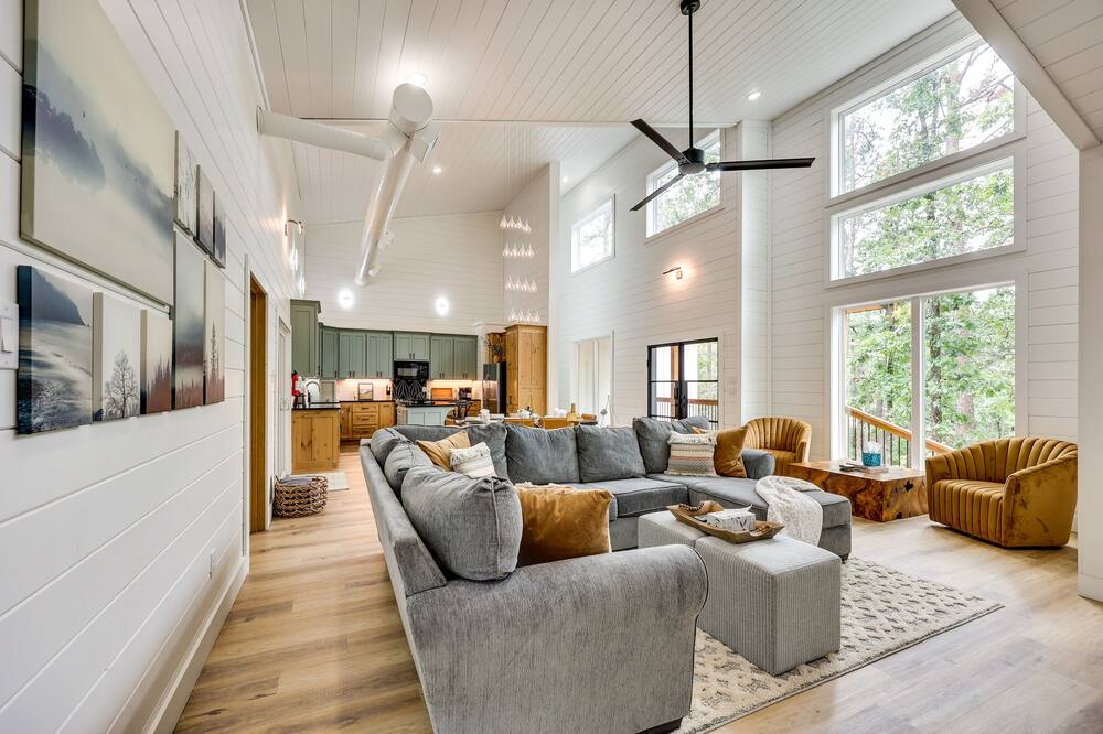 Stunning Cabin w\/ Hot Tub, 1 Mi to Broken Bow Lake