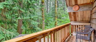 Peaceful Mt. Hood Cabin w/ Hot Tub & Fire Pit!