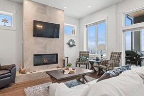 Smart TV, fireplace