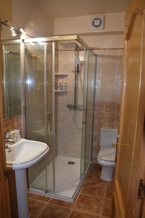 Poreamme, hiustenkuivaaja, bidee, pyyhkeet