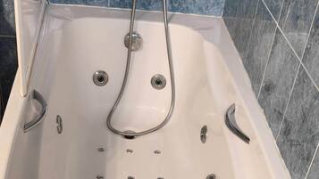 Bañera de hidromasaje, secador de pelo, bidé y toallas
