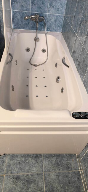 Jetted bath, hair dryer, bidet, towels
