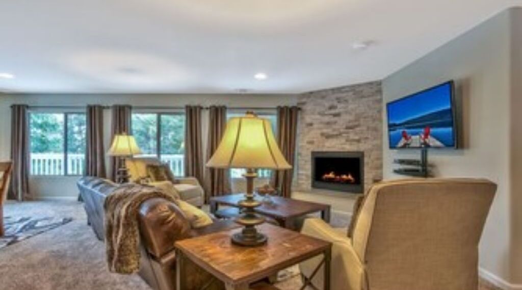 Älytelevisio, takka, videopelejä, DVD-soitin