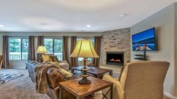 Älytelevisio, takka, videopelejä, DVD-soitin