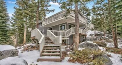 LUXURY MOUNTAIN HOME -Ideal for families- RARE FIND- Sleeps 10