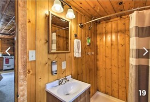 Towels - Cabin 1 - Studio King Sleeps 2 (Navajo County)
