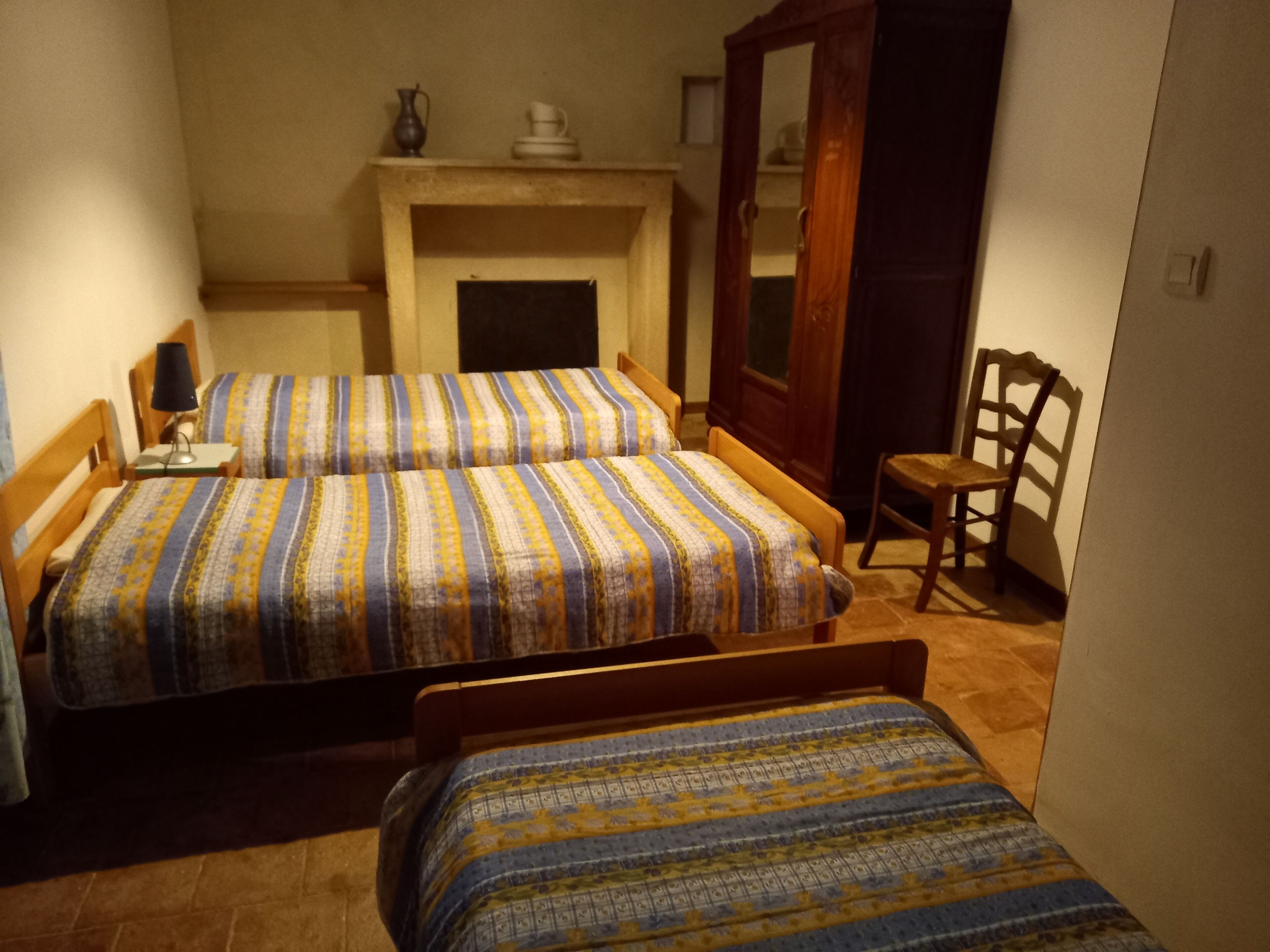 8 chambres, fer et planche à repasser, lit parapluie, Wi-Fi gratuit