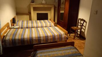 8 chambres, fer et planche à repasser, lit parapluie, Wi-Fi gratuit