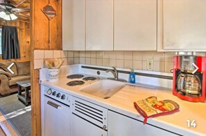 Een microgolfoven, een oven, een kookplaat