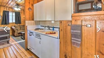 Microondas, horno, parrilla de estufa y cafetera y tetera