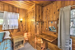 1 室のベッドルーム、デスク、WiFi (無料)、ベッドシーツ