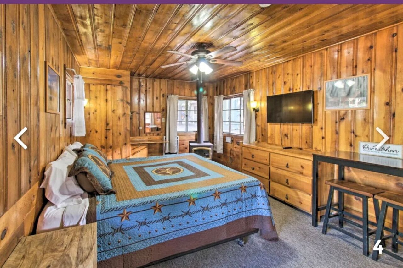 Una scrivania, Wi-Fi gratuito, lenzuola