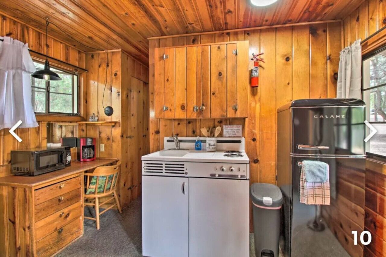 Kühlschrank, Mikrowelle, Herdplatte, Wasserkocher mit Kaffee-/Teezubehör
