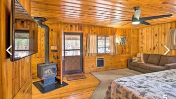 1 bedroom, desk, free WiFi, bed sheets