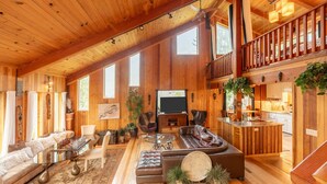 Ein geräumiges Holzhaus-Interieur mit Wohnbereich, Essbereich und Küche.