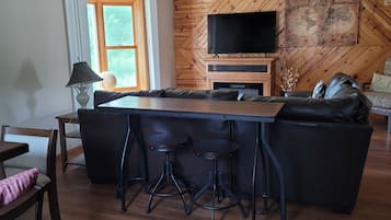 TV connectée, cheminée, livres